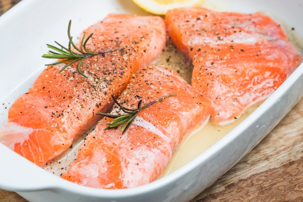 Salmone su sfondo bianco