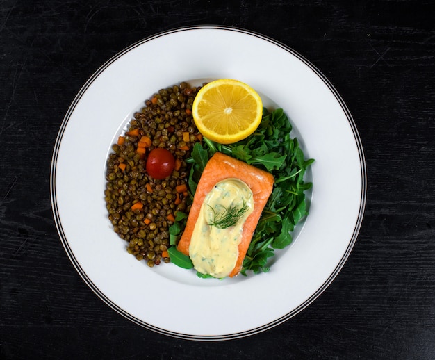 Salmon with cream sauce and fried capers