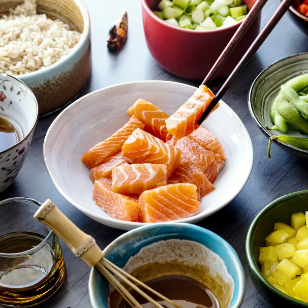 サーモンと野菜とご飯の写真