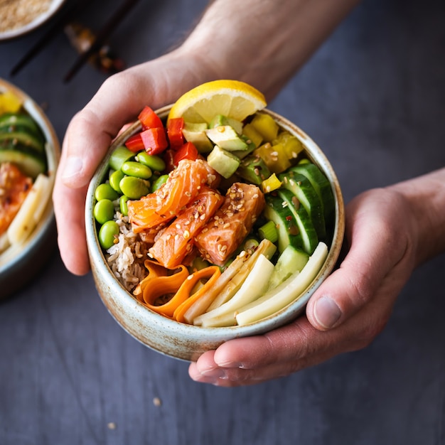 Salmone con verdure su fotografia di riso