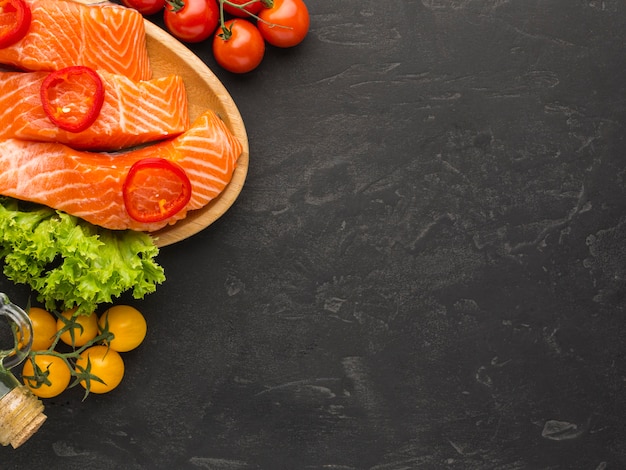 Foto gratuita salmone sulla tavola di legno laici piatta