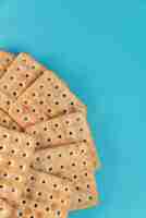 Free photo salt crackers on the blue background