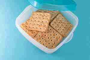 Free photo salt crackers on the blue background