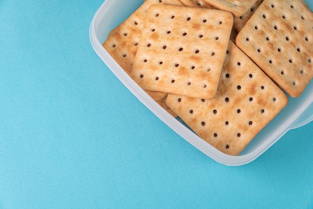 Free photo salt crackers on the blue background