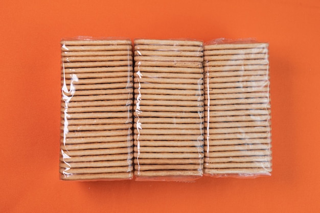 Foto gratuita cracker al sale su fondo arancio
