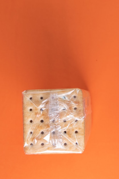 Free photo salt crackers on the orange background