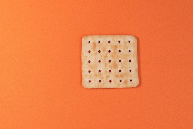 Free photo salt crackers on the orange background