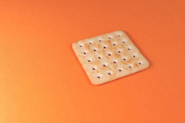 Free photo salt crackers on the orange background