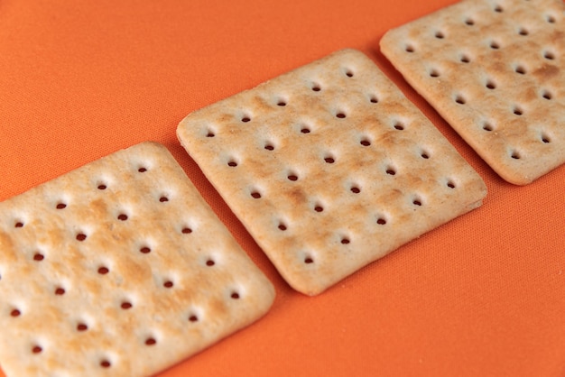 Foto gratuita cracker di sale sulla tavola arancione