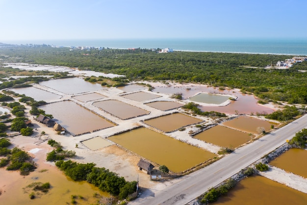 멕시코 유카탄주 리오 라가르토스 인근의 소금 연못