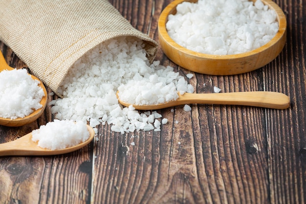 Free photo salt in wooden small plate