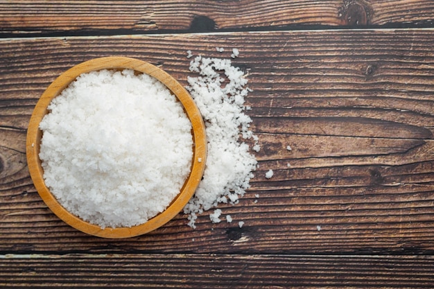 Free photo salt in wooden small plate