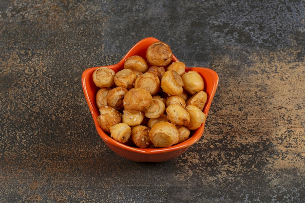Free photo salted tasty crackers in star shaped bowl.