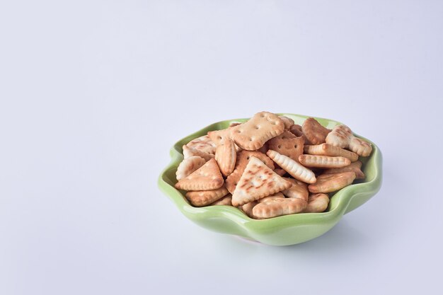 Salty crackers in a green ceramic plate.