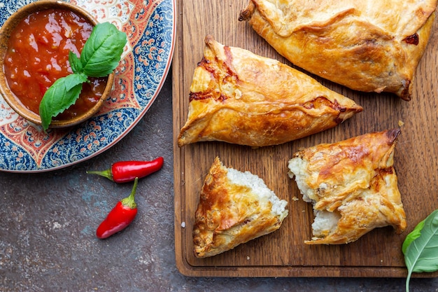 Foto gratuita samsa o samosa con filetto di pollo