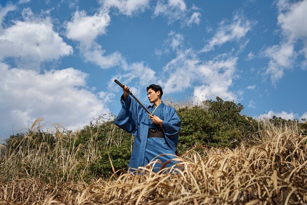 屋外で刀を持った侍