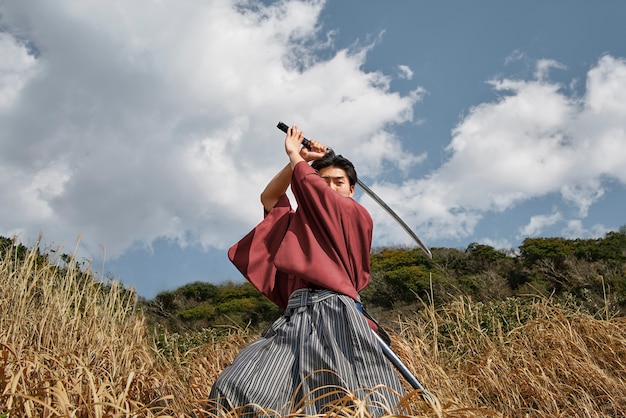 Самурай с мечом на открытом воздухе