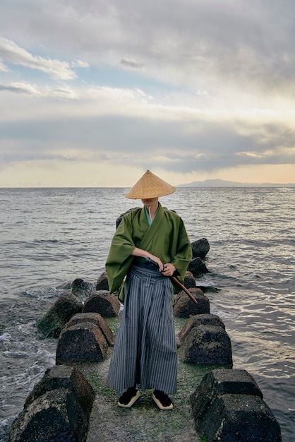 屋外で刀を持った侍