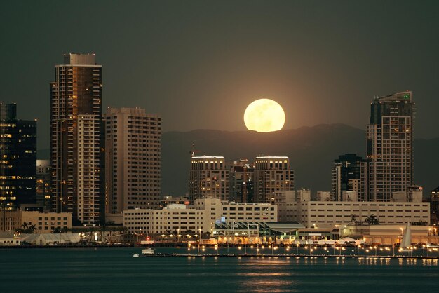 샌디에이고 시내 스카이라인과 밤에 물 위에 보름달