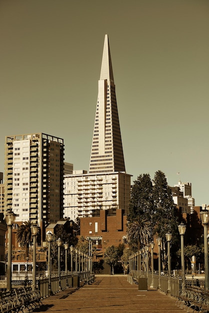 Foto gratuita san francisco, ca - 11 maggio: transamerica pyramid e molo l'11 maggio 2014 a san francisco. è l'edificio più alto e il famoso punto di riferimento di san francisco