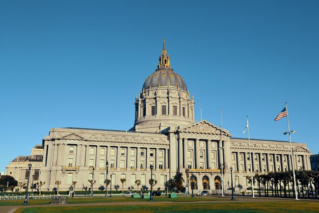 유명한 역사적 랜드마크로 샌프란시스코 시청.