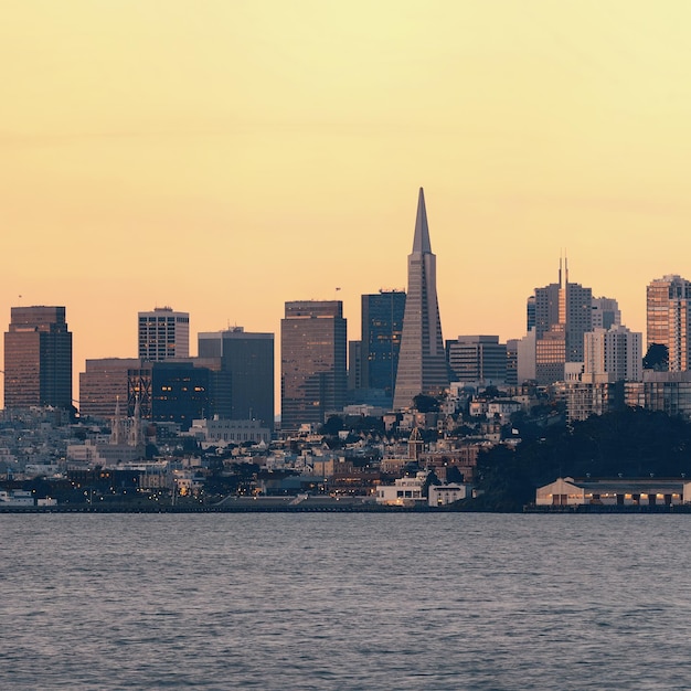 Горизонт города Сан-Франциско с городской архитектурой.