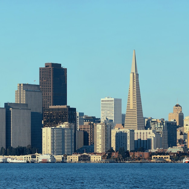 Foto gratuita orizzonte della città di san francisco con architetture urbane.