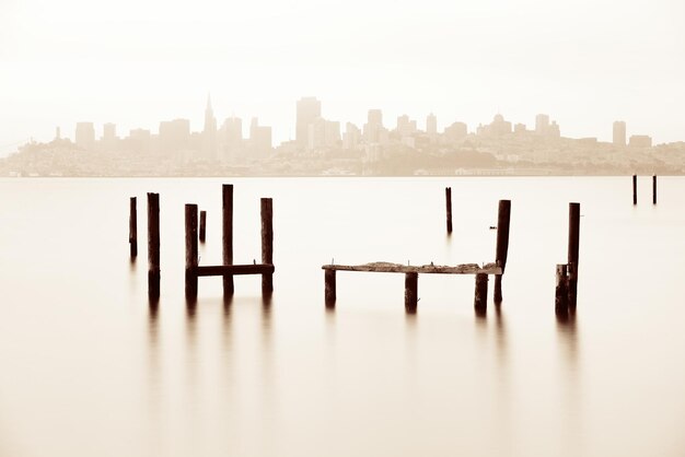 放棄された桟橋のあるサンフランシスコのスカイライン