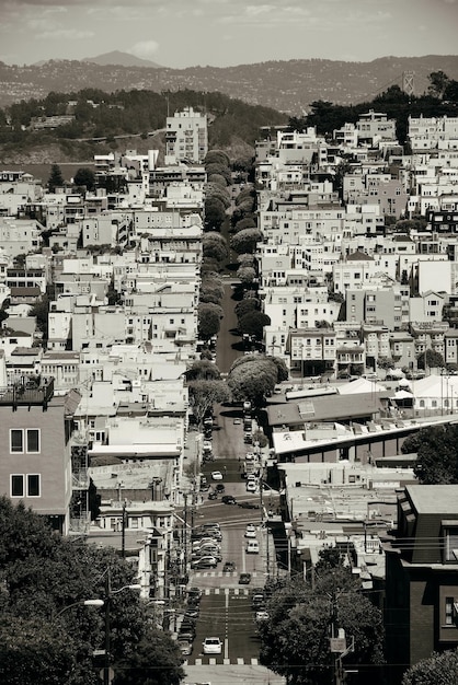 ロンバードストリートの上から見た丘の上のサンフランシスコのストリートビュー