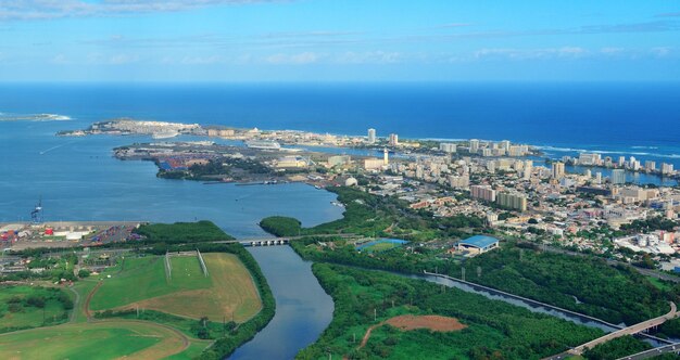 Вид с воздуха Сан-Хуана с голубым небом и морем. Пуэрто-Рико.