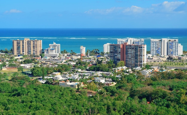 青い空と海とサンファンの空撮。プエルトリコ。
