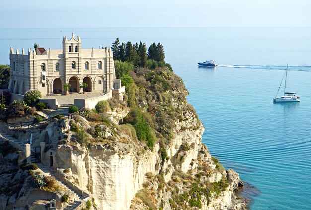 Tropea, Calabria, Italy의 절벽 해안에있는 Santa Maria dell Isola의 성역