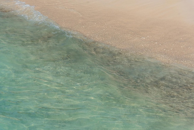 Foto gratuita spiaggia di sabbia e acqua dell'oceano