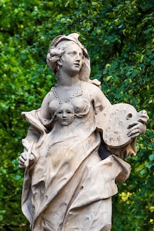 폴란드 바르샤바의 색슨 정원에있는 사암 조각상은 1745 년 이전에 익명의 바르샤바 조각가가 그리스 신화 뮤즈의 조각상 인 요한 게오르그 플레르 쉬의 지시에 따라 만든 것입니다.
