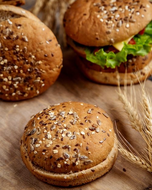 Free photo sandwich bread topped with sunflower and flax seeds