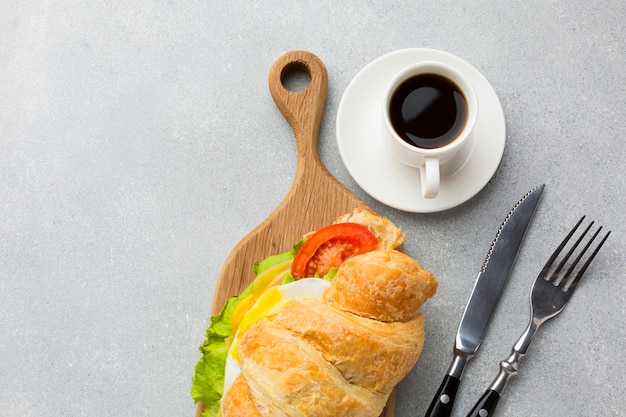 Foto gratuita alto vicino del caffè e del panino