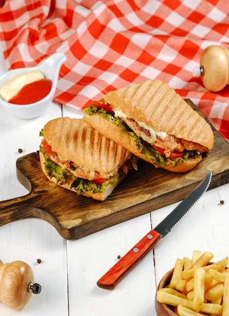 Foto gratuita panino con pollo e verdure