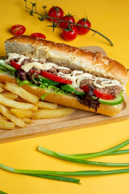 Бесплатное фото Бутерброд с рубленым мясом и картофелем фри