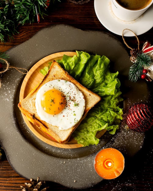 Free photo sandwich with egg served with lettuce