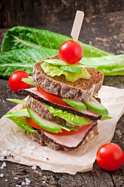 Sandwich with ham and fresh vegetables 