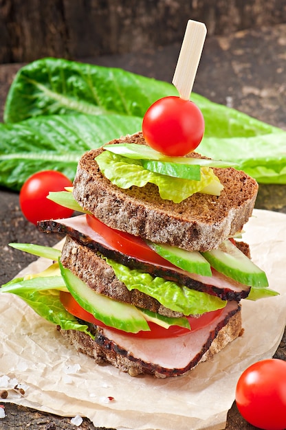 Foto gratuita panino con prosciutto e verdure fresche