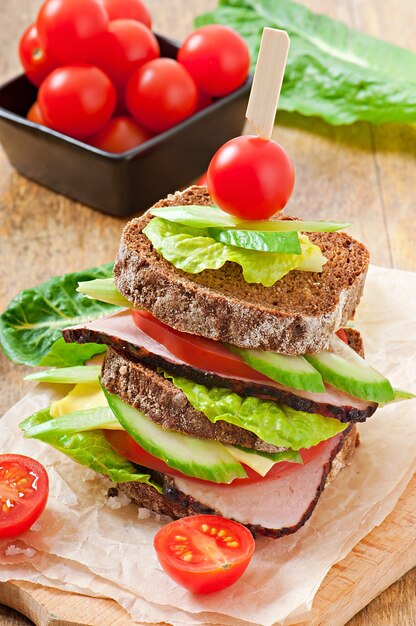 Sandwich with ham and fresh vegetables 