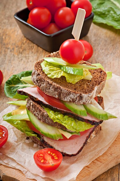 Sandwich with ham and fresh vegetables 