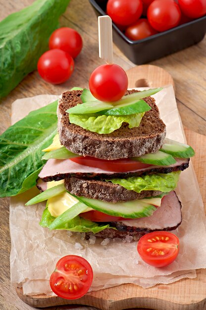 Sandwich with ham and fresh vegetables 