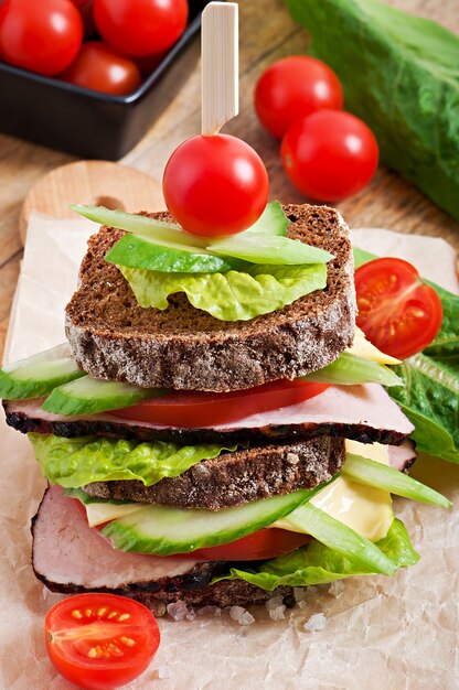 Sandwich with ham and fresh vegetables 