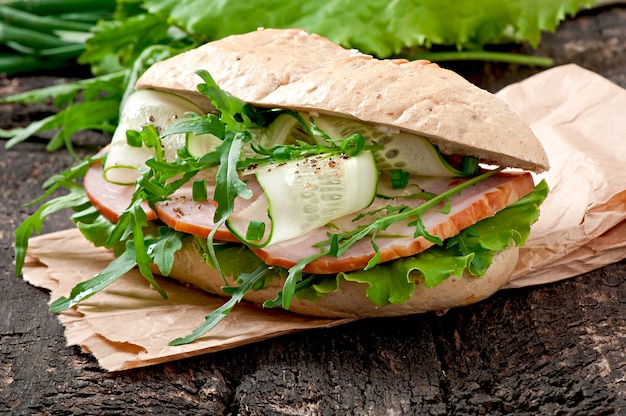 Panino con prosciutto ed erbe aromatiche