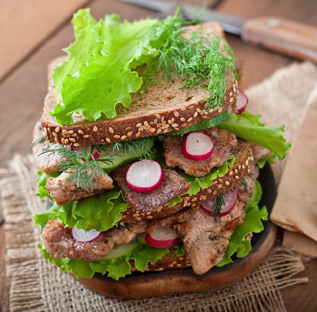 Panino con carne, verdure e fette di pane di segale