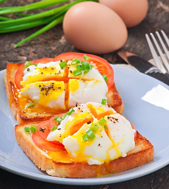 Free photo sandwich with poached egg