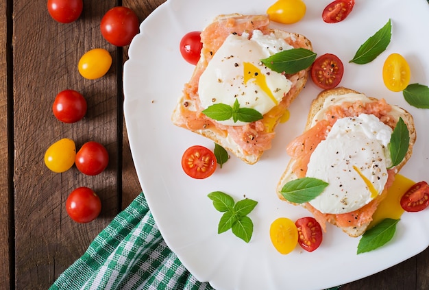 Free photo sandwich with poached eggs with salmon and cream cheese