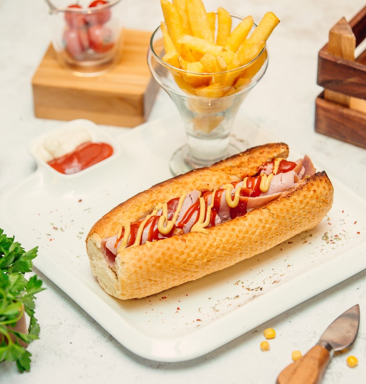 無料Photo ソースとフライドポテトとソーセージのサンドイッチ